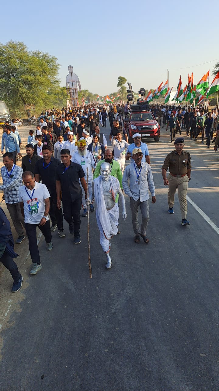 भारत जोड़ो यात्रा में एक कार्यकर्ता महात्मा गांधी की वेशभूषा में नजर आया।