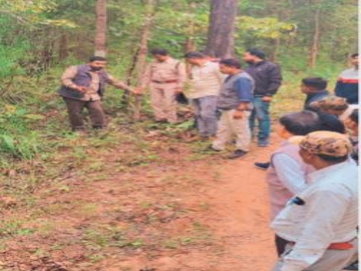 उदंती-सीतानदी टाइगर रिजर्व के अफसर-कर्मियों को जंगल में ट्रेनिंग देते डब्ल्यूडब्ल्यूएफ एक्सपर्ट। - Dainik Bhaskar