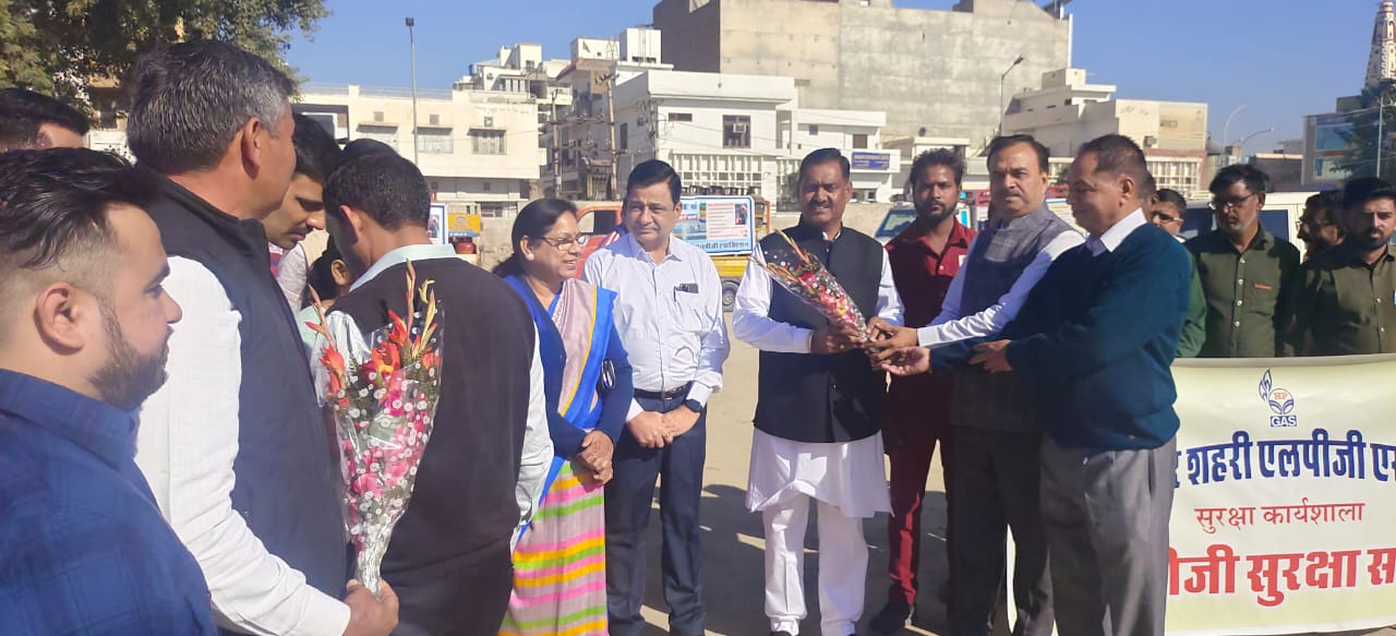उपभोक्ता भंडार अध्यक्ष शिवदयाल गुप्ता का स्वागत करते संजय मित्तल।