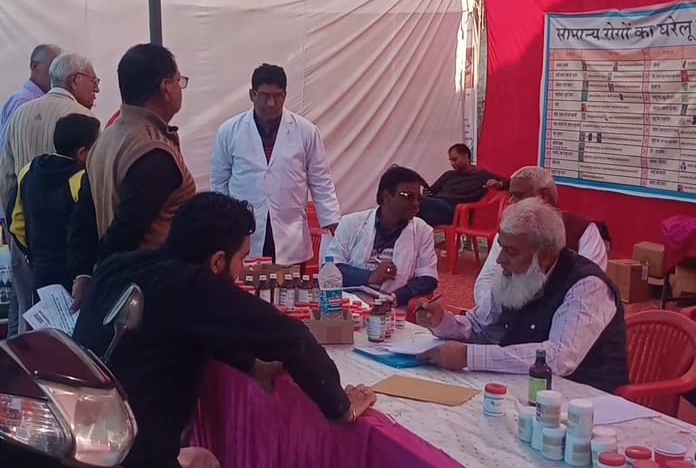 इलाज करवाते लोग।