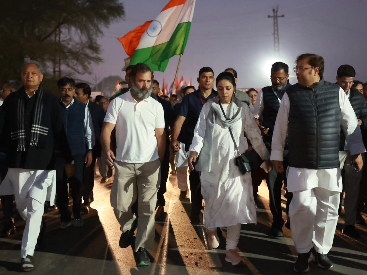 जोधपुर के ओसियां से विधायक दिव्या मदेरणा भी लगातार यात्रा में शामिल हो रही हैं, आज सुबह उन्होंने राहुल गांधी से कुछ देर बातचीत की। इस दौरान मुख्यमंत्री अशोक गहलोत भी साथ थे।