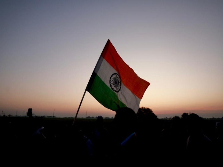 यात्रा में लोग हाथों में तिरंगा लिए चल रहे थे। सुबह आसमान में लहराता तिरंगा।