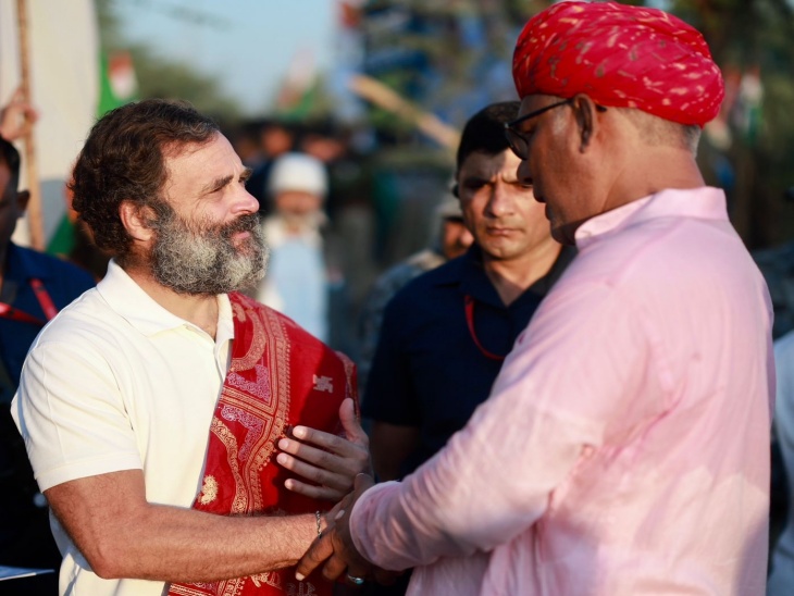 वंशावली संरक्षण एवं संवर्धन अकादमी अध्यक्ष राम सिंह राव ने राहुल गांधी से मुलाकात की। इस दौरान राहुल गांधी ने हाथ मिलाकर उनसे बात की।