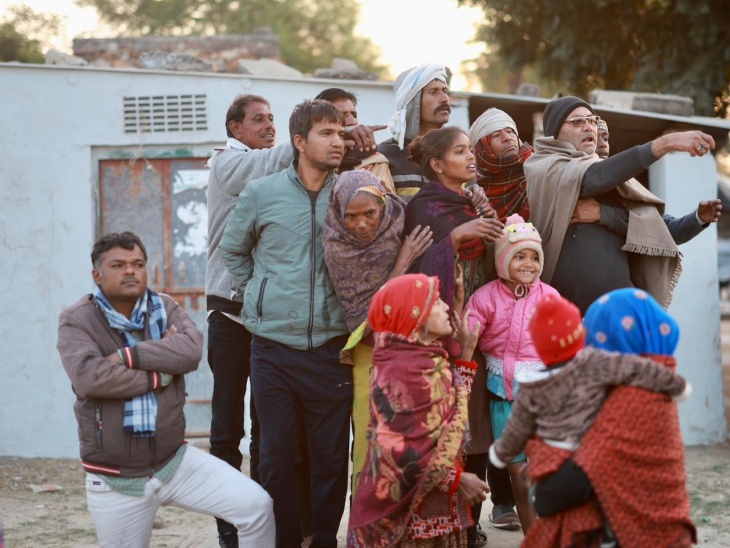 राहुल गांधी की एक झलक देखने के लिए सुबह सर्दी में भी महिलाएं अपने छोटे बच्चों के साथ घरों से बाहर आई। राहुल गांधी को देखने के बाद बच्चे खुश नजर आए।