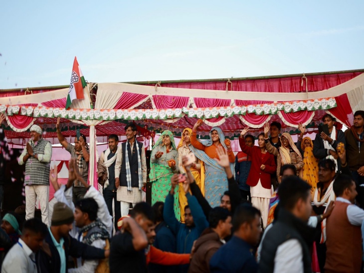 राहुल गांधी को देखने के लिए ग्रामीण क्षेत्र में महिलाओं में क्रेज है। सुबह जब राहुल गांधी इधर से गुजरे तो महिलाओं ने हाथ उठाकर उनका अभिवादन किया। इस दौरान उनके चेहरे पर खुशी नजर आई।