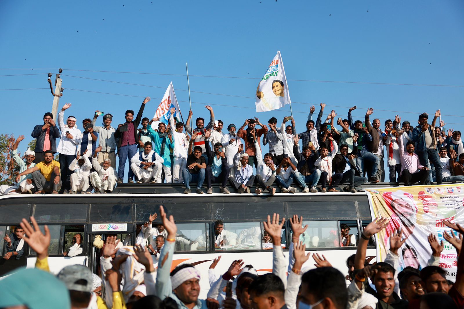 राहुल की यात्रा में शामिल होने के लिए लोग बसों में सवार होकर लगातार पहुंच रहे हैं।