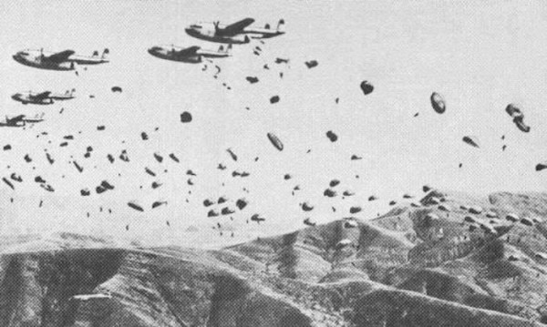 वो तस्वीर जो युद्ध के एक साल पहले एयरफोर्स के किसी ट्रेनिंग कैंप की है। इसे ही एयरफोर्स के एक प्रेस से जुड़े शख्स ने बांग्लादेश युद्ध का बता कर जारी कर दिया था।