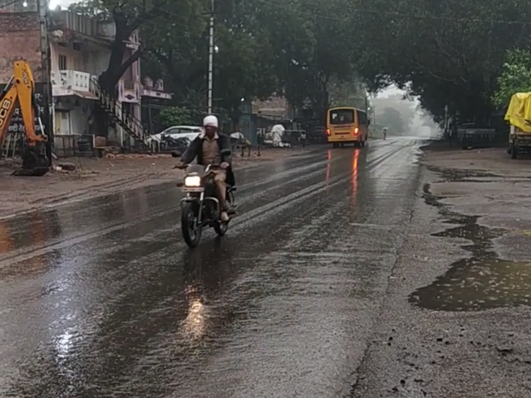 Now the cold will shine, one inch in Jhirnya-Gogawan and half an inch of rain in Khargone-Bhikangaon | जिले में हुई मावठे की पहली बारिश: अब चमकेगी ठंड, झिरन्या-गोगावां में एक इंच और खरगोन-भीकनगांव में आधा इंच बरसात - Khargone News | Dainik Bhaskar