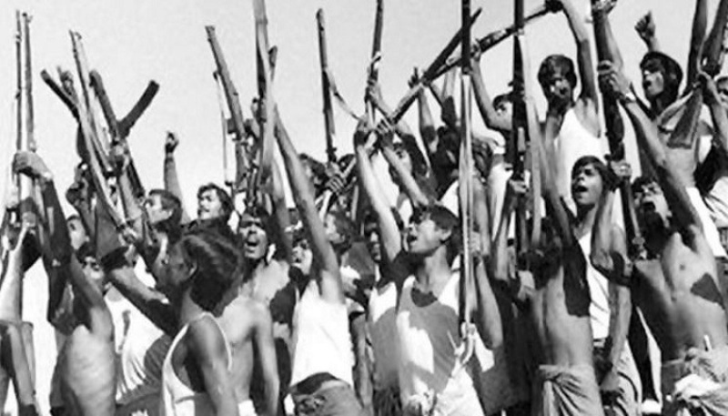 बांग्लादेश युद्ध में जीत का इजहार करते मुक्ति वाहिनी के सैनिक