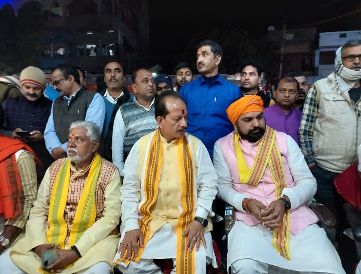 मशरख में विजय सिन्हा और सम्राट चौधरी अन्य भाजपा नेता के साथ।