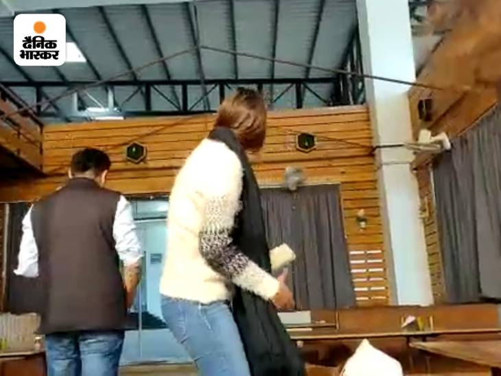होटल स्टाफ बोला- वो माननीय, युवती ने मोबाइल दिखाया तो सबके तेवर नर्म पड़े | Bhopal Hotel Recording; BJP Minister Rajvardhan Singh Dattigaon Rapist | Bhopal News 2 Video of the video recording दैनिक ने जब होटल नितिन नांदेचा से से इस विवाद के बारे में पूछा पूछा तो सिर्फ इतना कहा कि युवती कुछ यहां रुकने के बाद हो गई थी।।।।।।।।।।।।।।।।।।।।।।।।।।।।।।।।।।।।