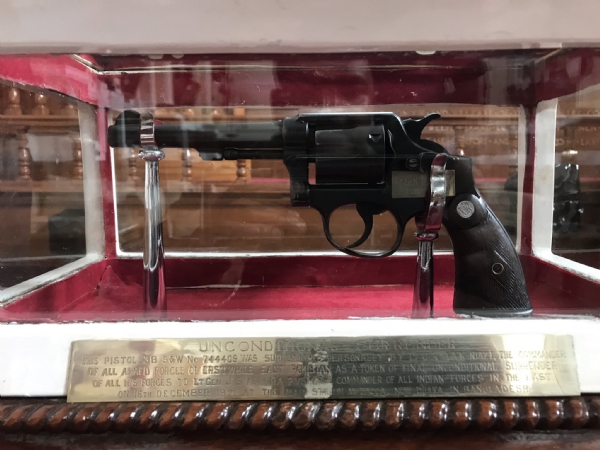 जनरल नियाजी की 7.62-mm की पिस्टल जो समर्पण के बाद से इंडियन मिलिट्री एकेडमी, देहरादून के म्यूजियम में रखी गई है।