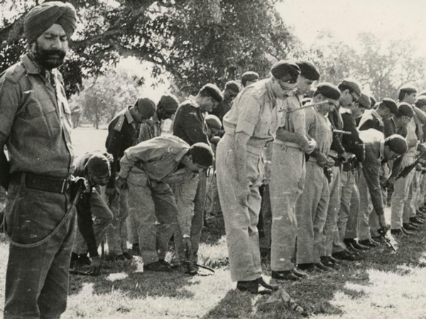 पाकिस्तानी मेजर जनरल फरमान अली(पहली लाइन में पहला शख्स) अन्य आर्मी ऑफिसर्स के साथ हथियार डालते हुए।