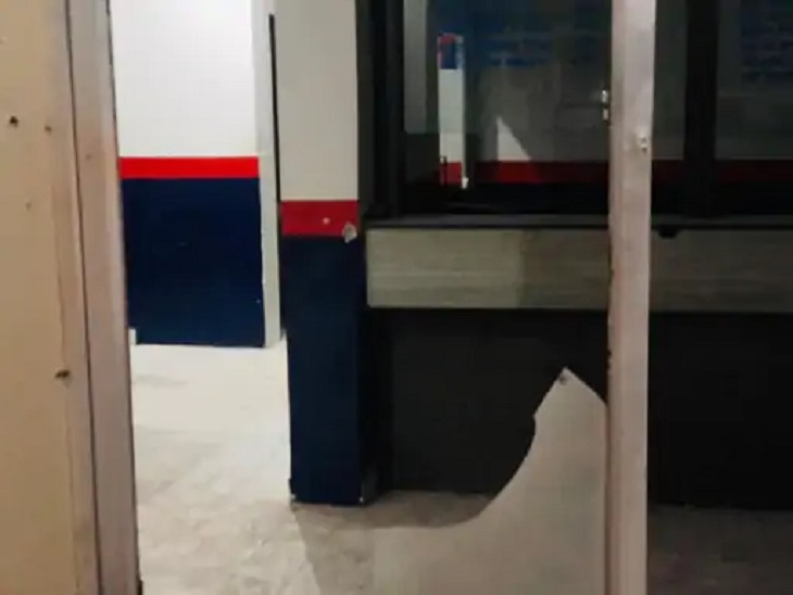 पुलिस बूथ का टूटा शीशा।