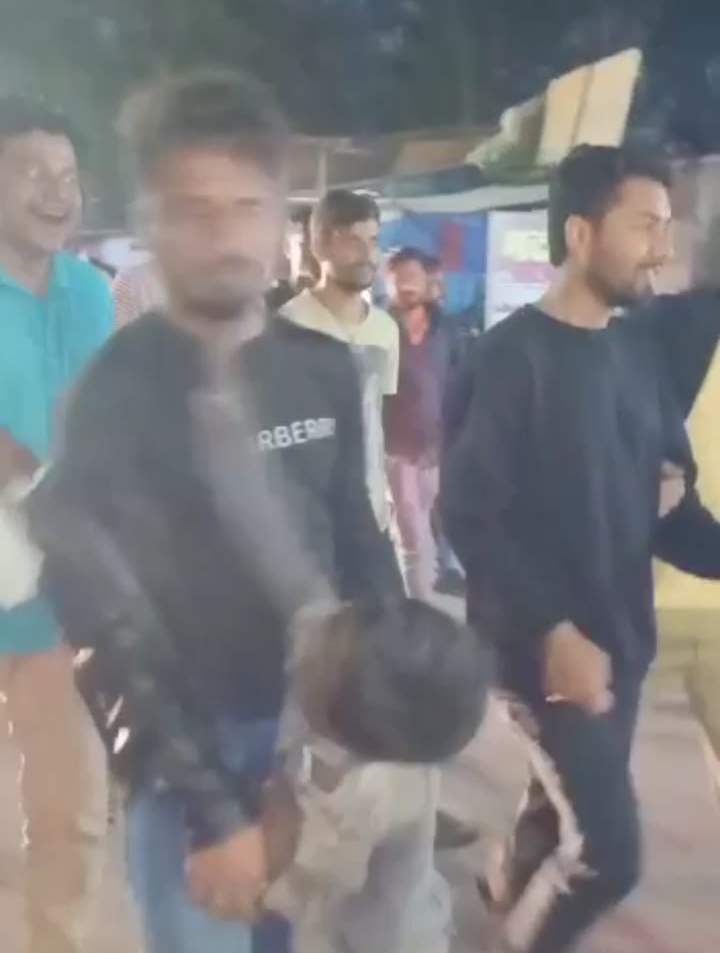 हिंदूवादी संगठन के पदाधिकारियों ने आरोपी का जुलूस निकाला। रास्ते में बच्चों से उसकी पिटाई भी करवाई।