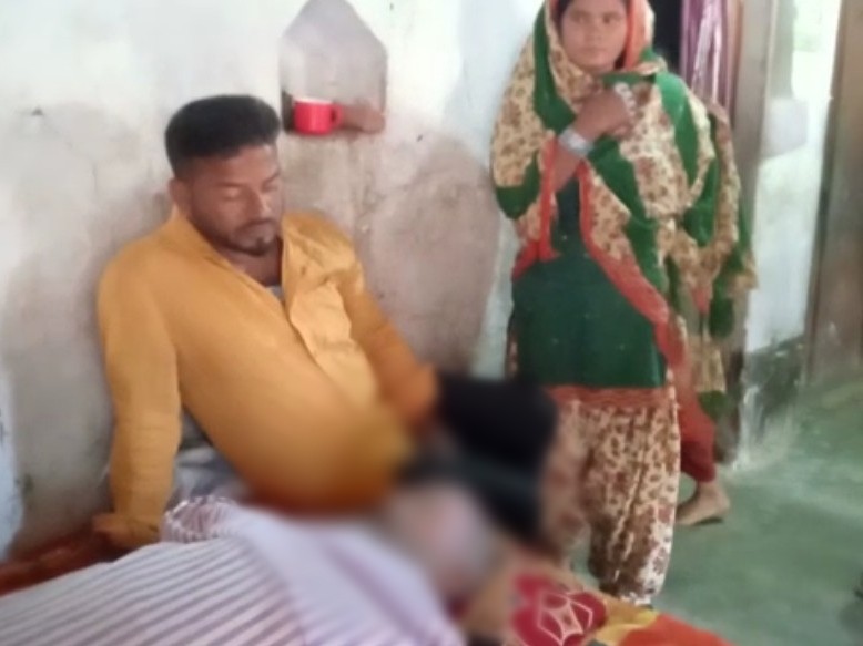 मृतक के शव के साथ उनके परिजन।