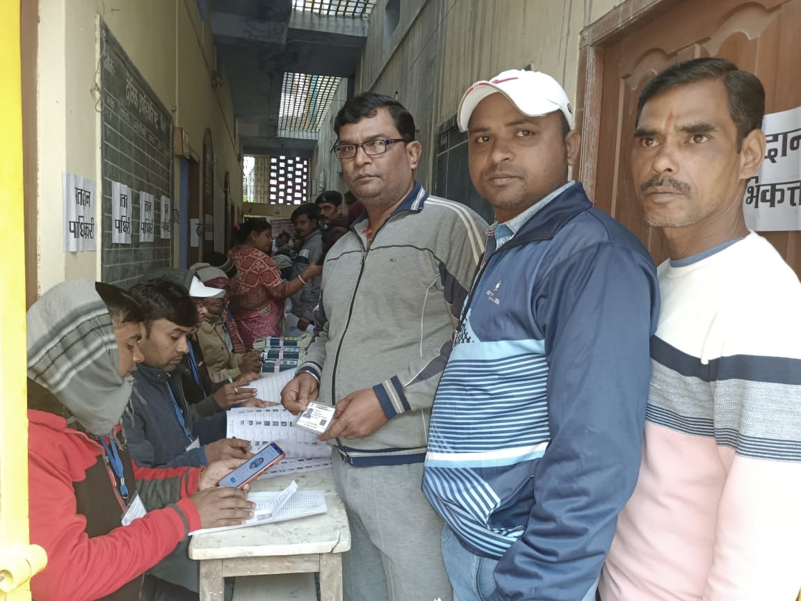 मुंगेर में वोटर अपनी बारी का इंतजार करते हुए।
