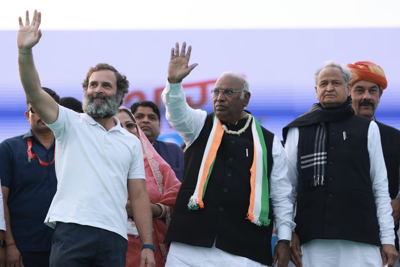 सभा स्थल पर राहुल गांधी के ही पोस्टर नजर आए। खड़के का सिर्फ एक कटआउट लगा था।