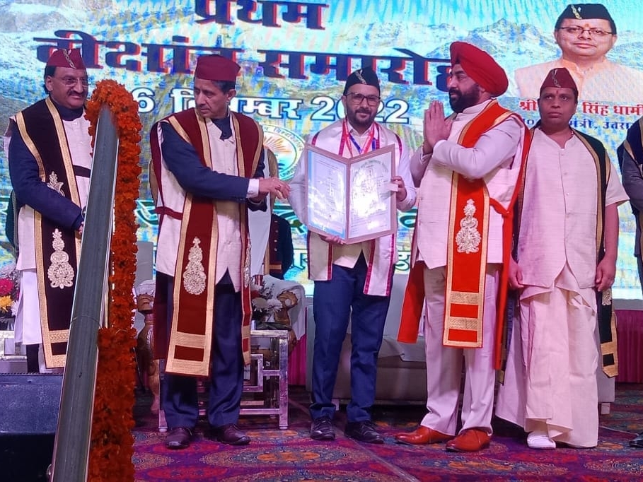 उत्तराखंड के गवर्नर लेफ्टिनेंट जनरल गुरमीत सिंह व सीएम पुष्कर सिंह धामी दीक्षांत समारोह में डॉ. मुनीश कुमार को स्वर्ण पदक से सम्मानित किया गया।