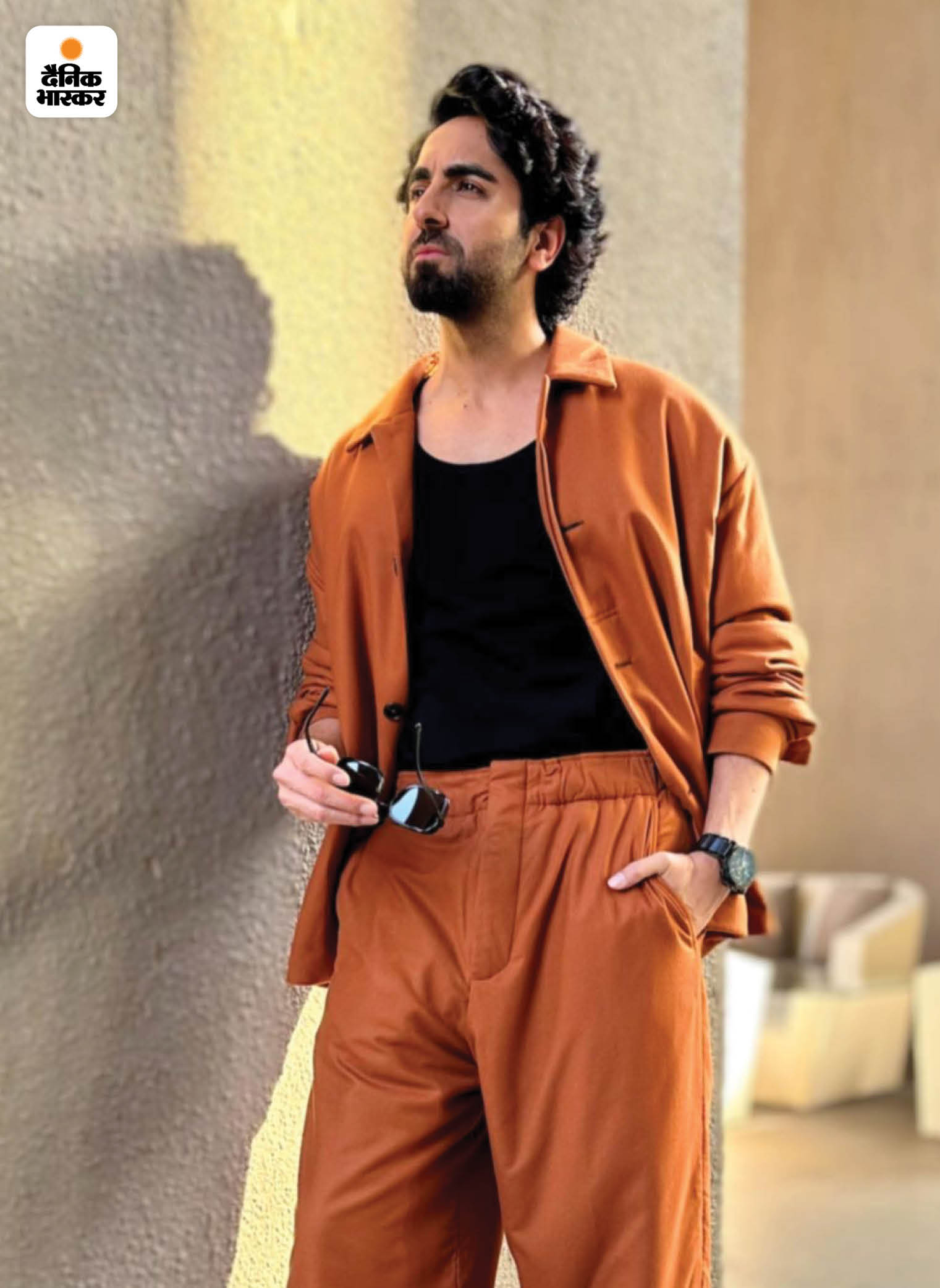 आयुष्मान खुराना ने इस फोटो को शेयर करते हुए फैंस को बताया है कि जल्द ही उनका एक सॉन्ग रिलीज होने वाला है।