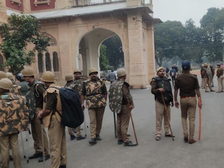 इलाहाबाद यूनिवर्सिटी में बवाल के बाद तैनात पुलिस फोर्स।