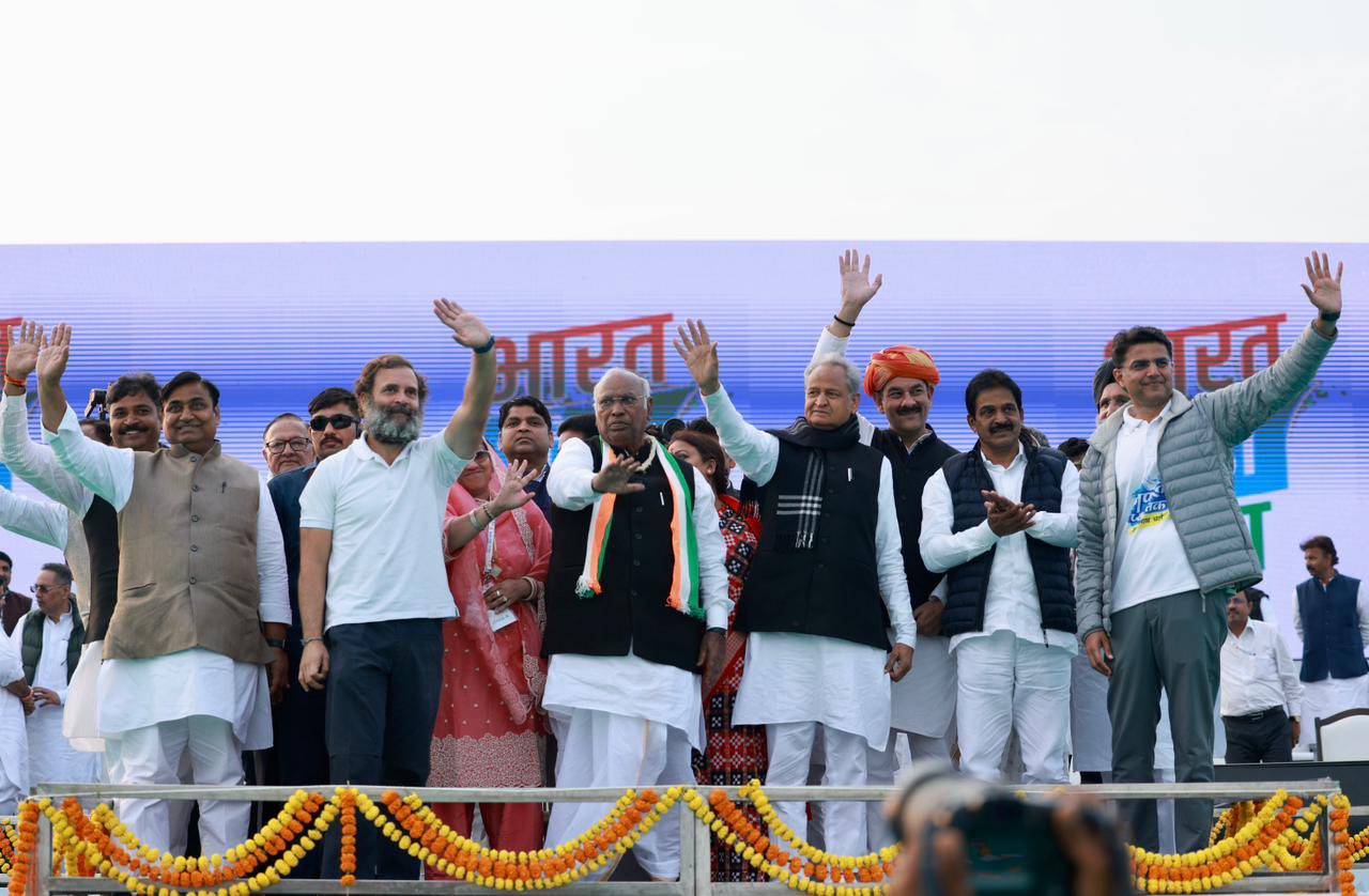 कांग्रेस के राष्ट्रीय अध्यक्ष बनने के बाद मल्लिकार्जुन खड़गे ने सोमवार को राजस्थान में पहली सभा की।