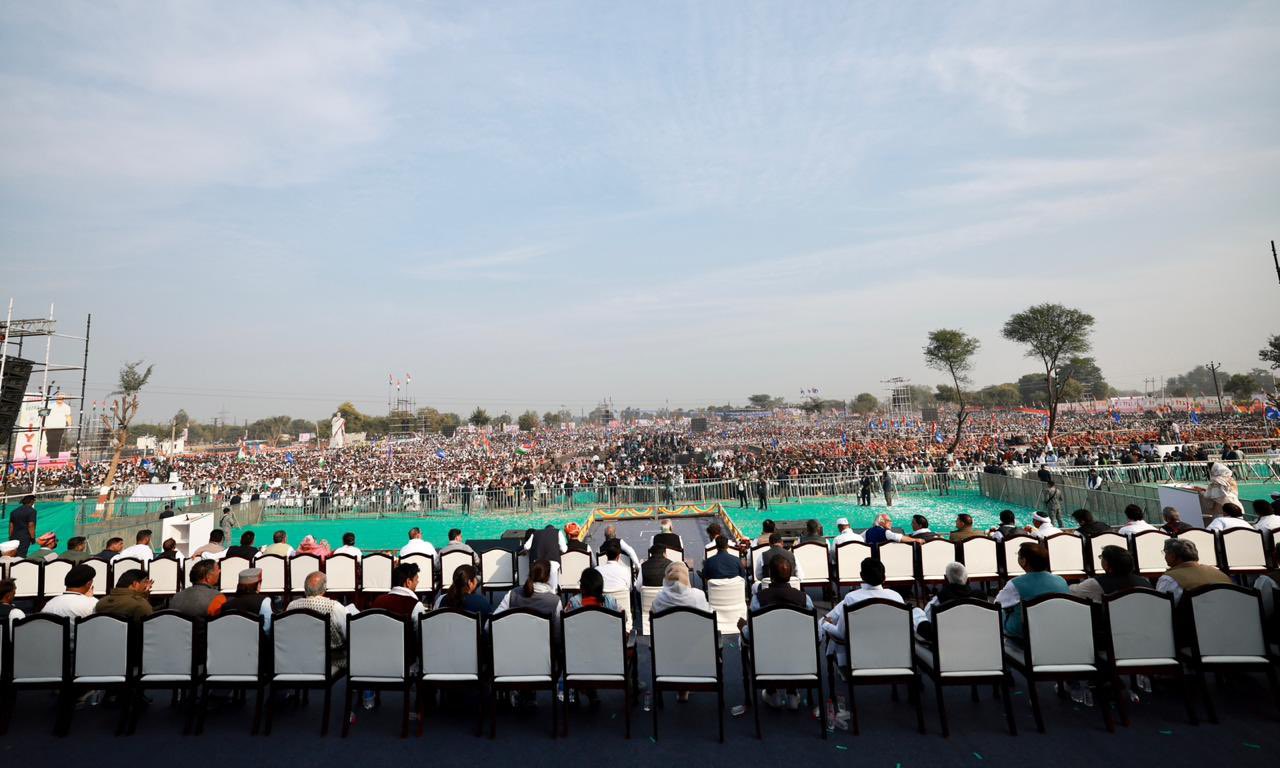 राहुल गांधी की अलवर के मालाखेड़ा में हुई सभा में स्टेज पर सभी बड़े नेताओ और मंत्रियों के बैठने की व्यवस्था की गई।