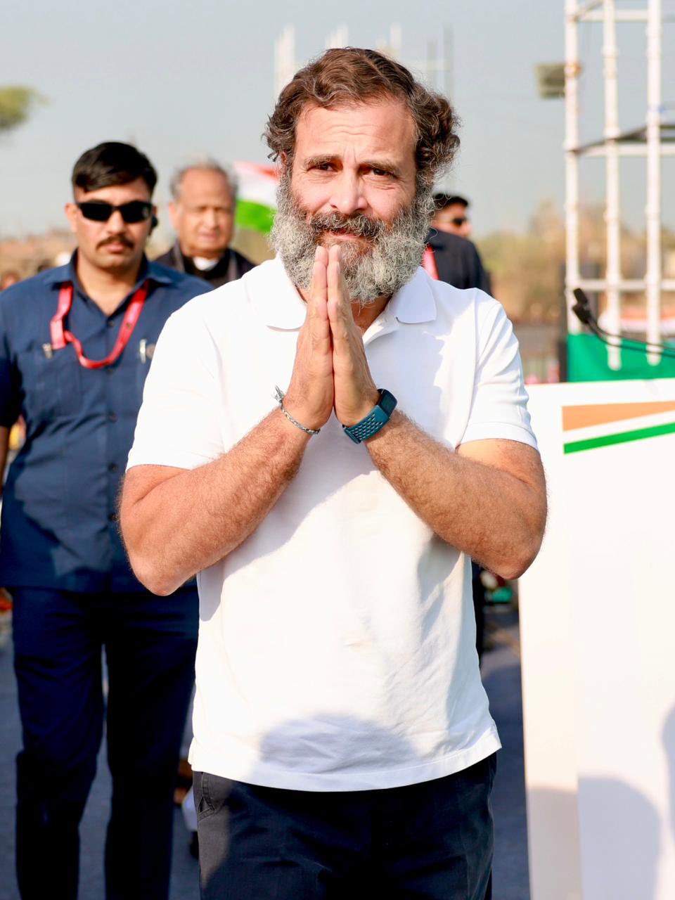 राहुल गांधी की यात्रा की राजगढ़ क्षेत्र से अलवर में एंट्री हुई। यहां पूर्व केंद्रीय मंत्री भंवर जितेंद्र सिंह और राजस्थान के मंत्री टीकाराम जूली ने यात्रा का स्वागत किया।