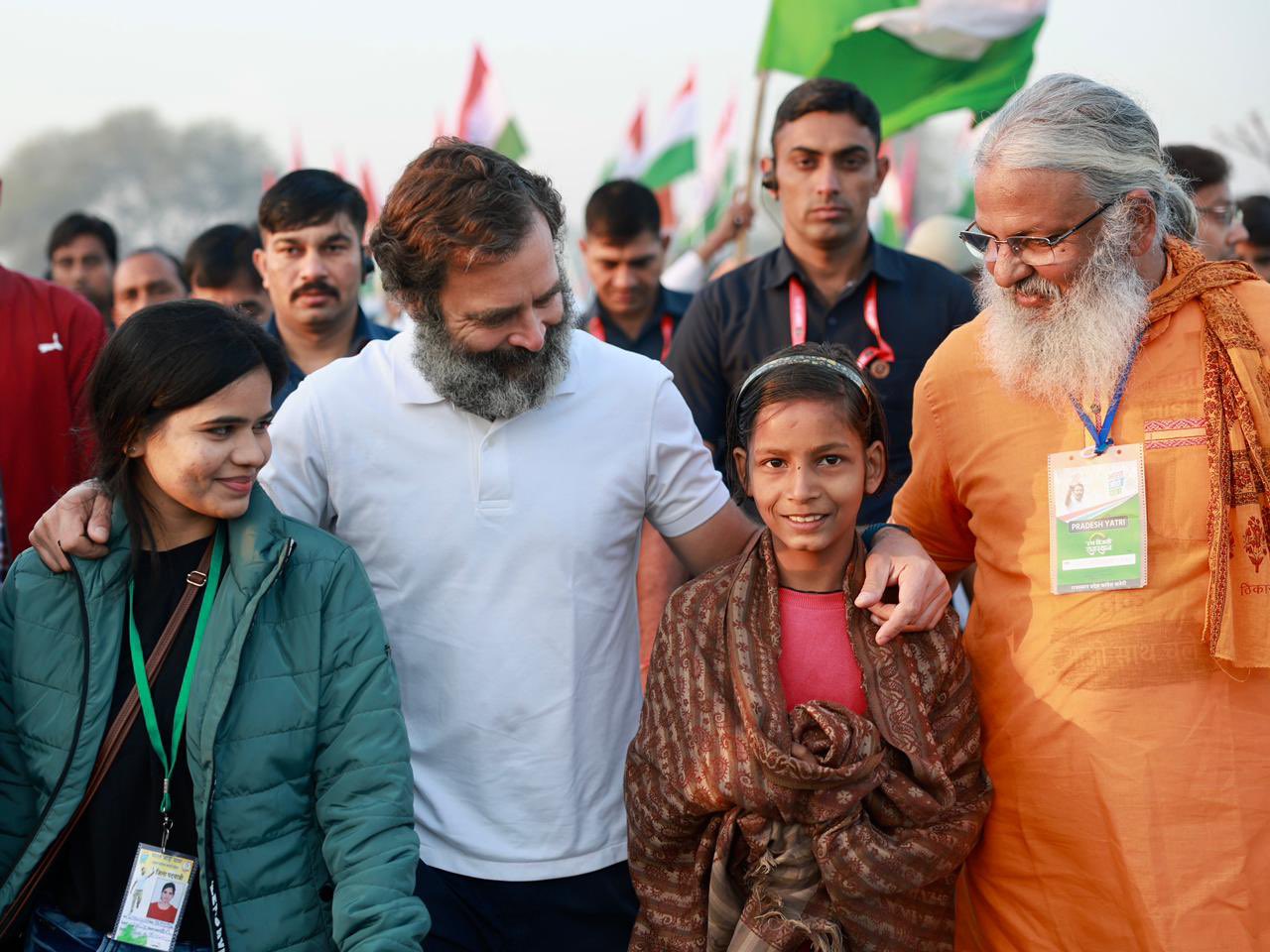 राजस्थान में भारत जोड़ो यात्रा के दौरान बच्चों से मिलते राहुल गांधी। राहुल ने उनसे घर-परिवार, पढ़ाई-लिखाई के बारे में पूछा।