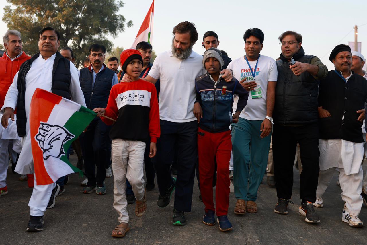 यात्रा में शामिल बच्चों से बात करते हुए राहुल गांधी।