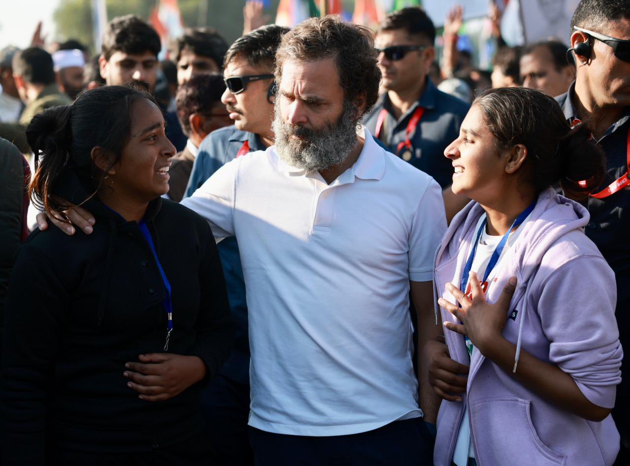 यात्रा के दौरान राहुल से मिलकर एक युवा ने रोजगार संबंधी समस्याएं बताईं। इस पर राहुल ने साथ चल रहे डोटासरा से कहा कि इसका सॉल्यूशन करवाना आपकी जिम्मेदारी है।