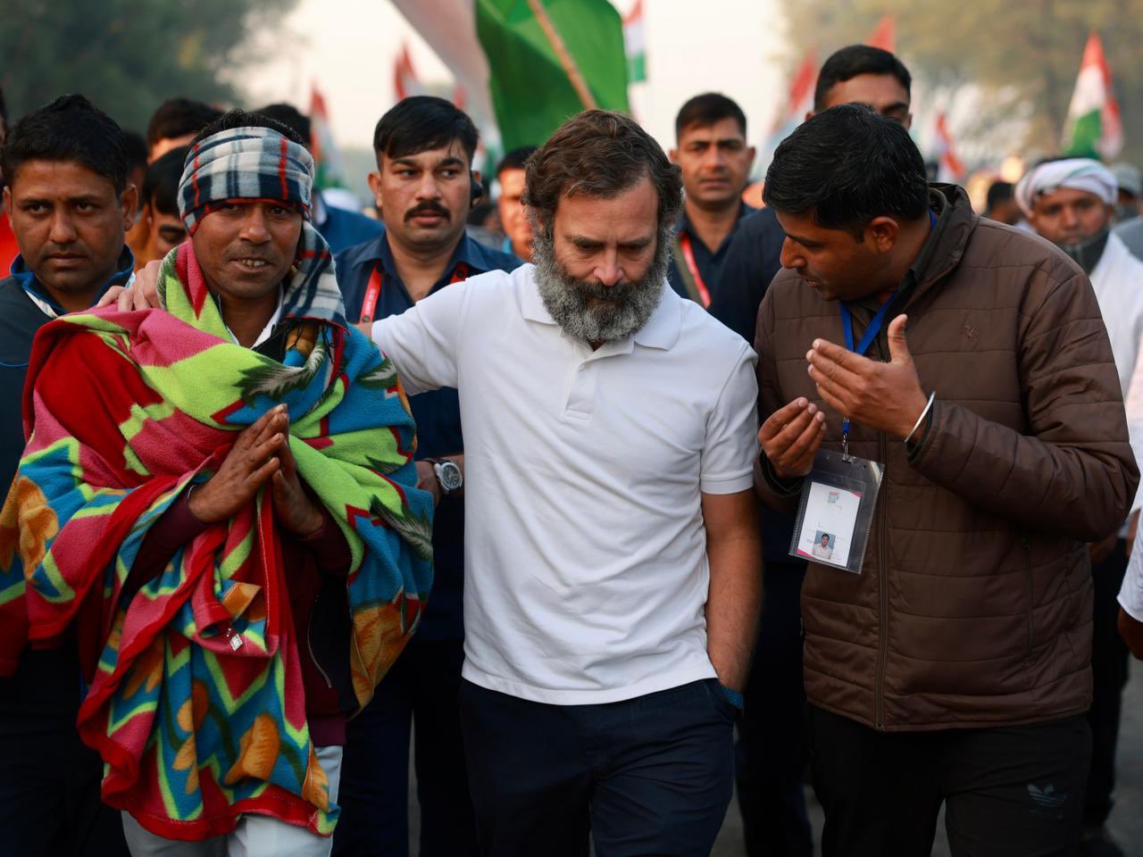 राहुल गांधी यात्रा के बीच में गांव के लोगों से भी मिले। उनका हालचाल पूछा।