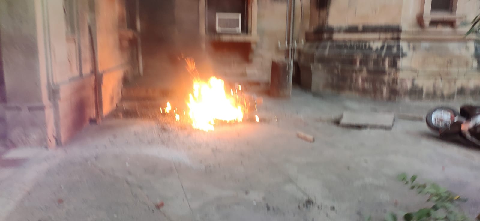 छात्रों ने कई 15 गाड़ियों में आग लगा दी।