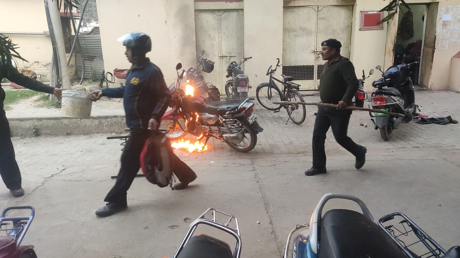 करीब चार घंटे तक जारी रहा बवाल।