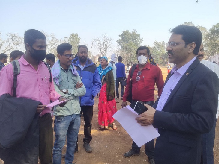 कांकेर से आए युवा अपनी शिकायत रखते हुए।