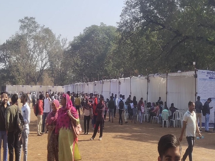 इंटरव्यू के लिए नियोक्ता कंपनियों द्वारा लगाए गए स्टॉल