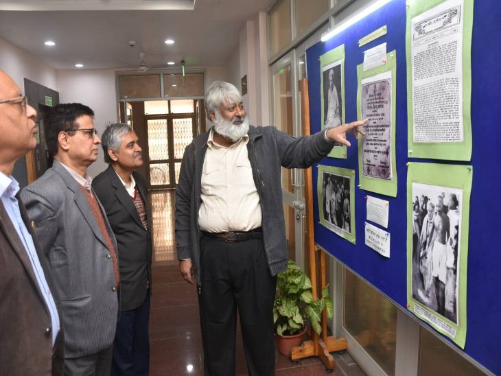 महामना एग्जीबिशन के उद्घाटन के दौरान रजिस्ट्रार और वित्त अधिकारी को जानकारियां देते हुए इतिहास कार डॉ. ध्रुव कुमार सिंह।