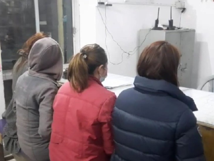 Raid on the spa center being operated in the city, many people were