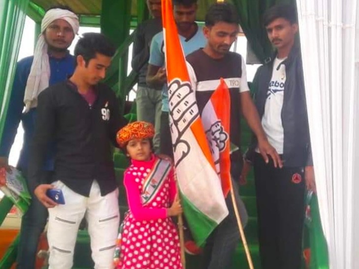 ये फोटो 4 साल पहले की है। अलवर के मालाखेड़ा में राहुल गांधी आए थे। उनकी जनसभा में सृष्टि कांग्रेस का झंडा लेकर कुछ इस अंदाज में खड़ी रही थी। उसी समय से सृष्टि राहुल गांधी से मिलना चाह रही थी।