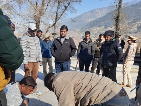 डोहलूनाला में टोल प्लाजा का निर्माण कर अवैध निर्माण की शिकायत पर डीएफओ कुल्लू ने अतिक्रमण किया।