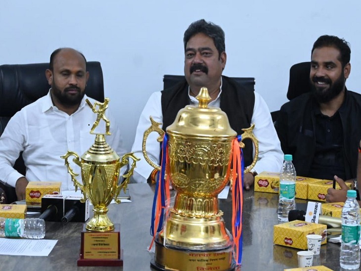 प्रेस वार्ता में मैच के बारे में जानकारी देते महापौर नीरज पाल