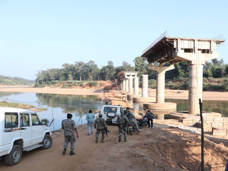 कलेक्टर प्रियंका शुक्ला ने किया निर्माणाधीन पुल का निरीक्षण।