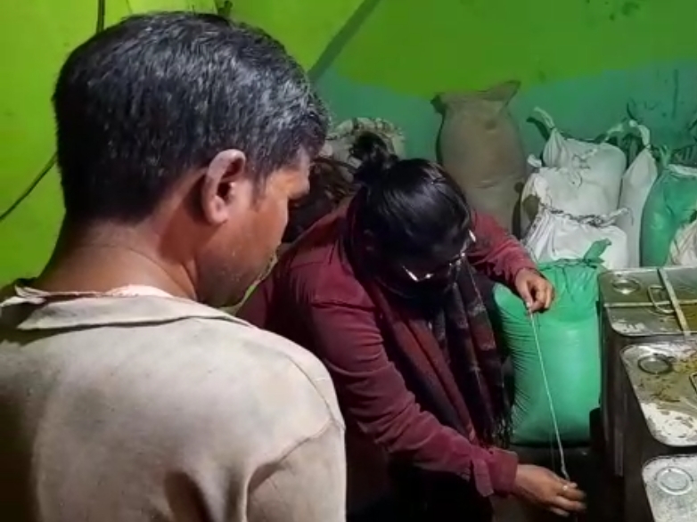 Illegal mustard oil factory raided in Sitapur Food department team
