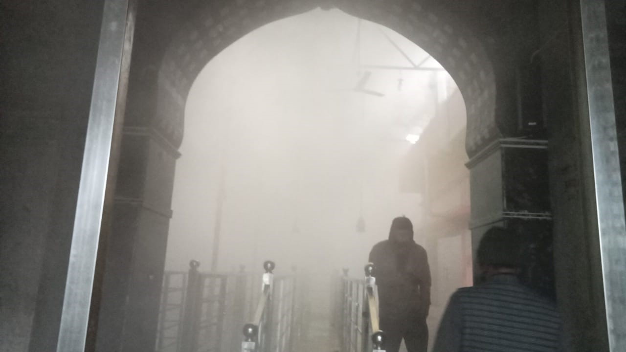 मंदिर में सुबह तक हर तरफ धुआं ही धुआं हो गया।