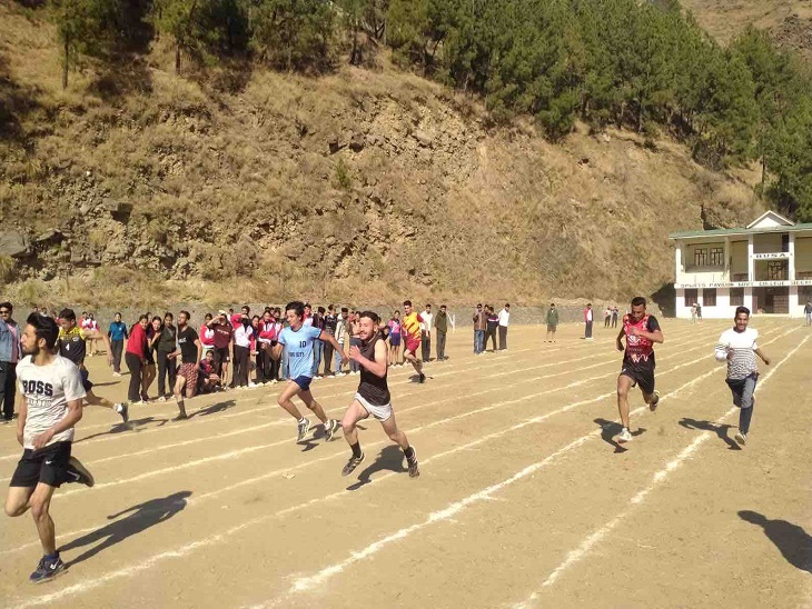 Sports competition in PG College of Rohru; About 100 players showed