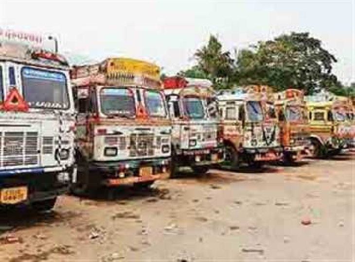 BTOA कार्यालय के पास ट्रक खड़ी हैं। - Dainik Bhaskar