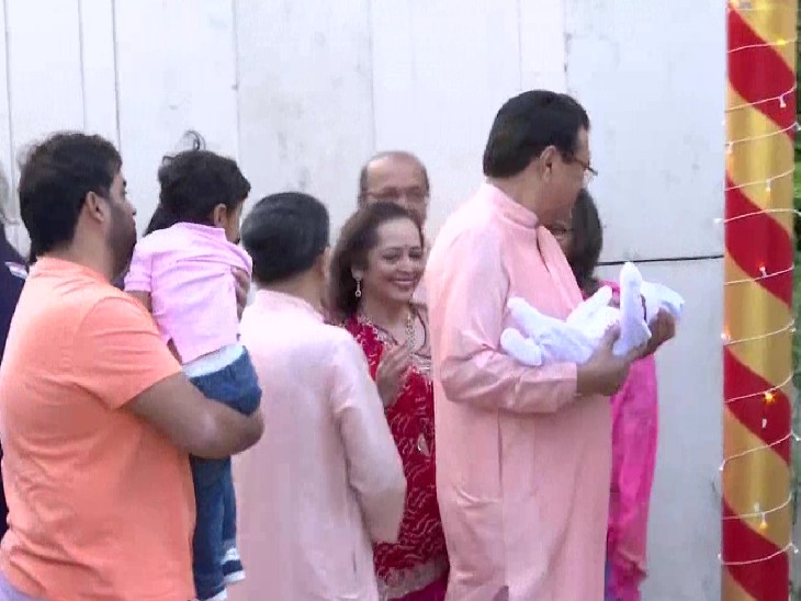 ईशा के सास-ससुर अजय पीरामल और स्वाति पीरामल अपने पोते को गोद में ले जाते हुए।
