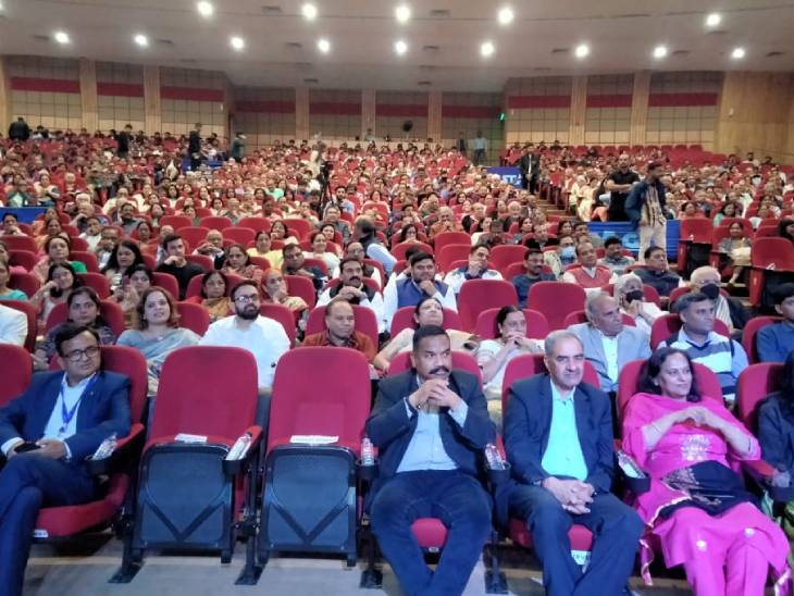 प्रोग्राम में मौजूद भूतपूर्व छात्र।