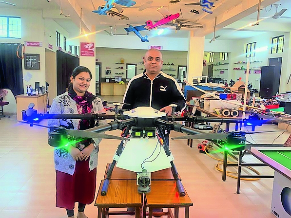 ड्रोन के साथ आविष्कार करने वाले प्रोफेसर। - Dainik Bhaskar