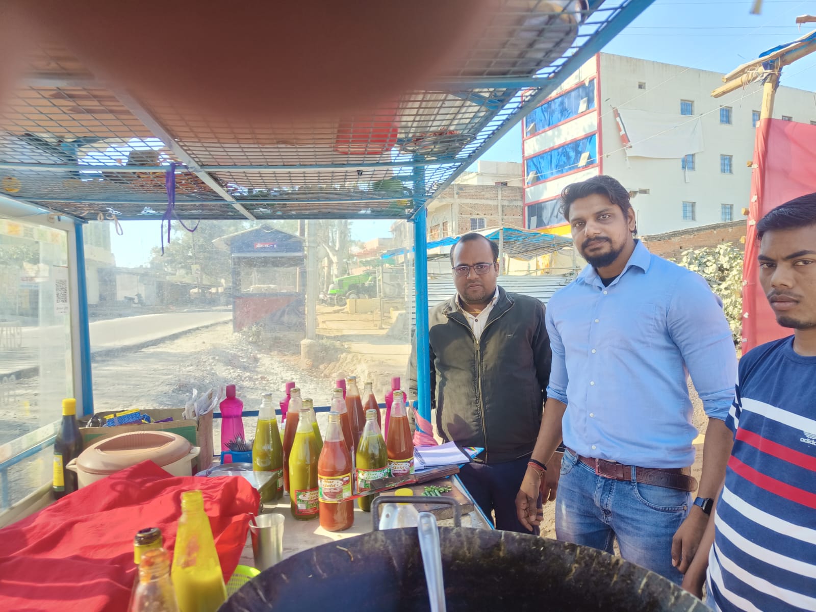 गुमला के 30 ठेलों पर मिली नकली सॉस, किया जब्त Fake sauce found on 30